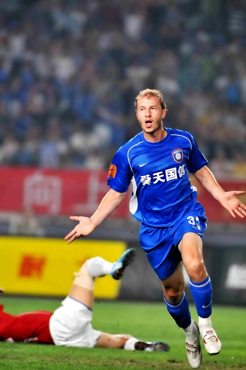 关于江苏舜天主场轻松击败对手，保持领先的信息